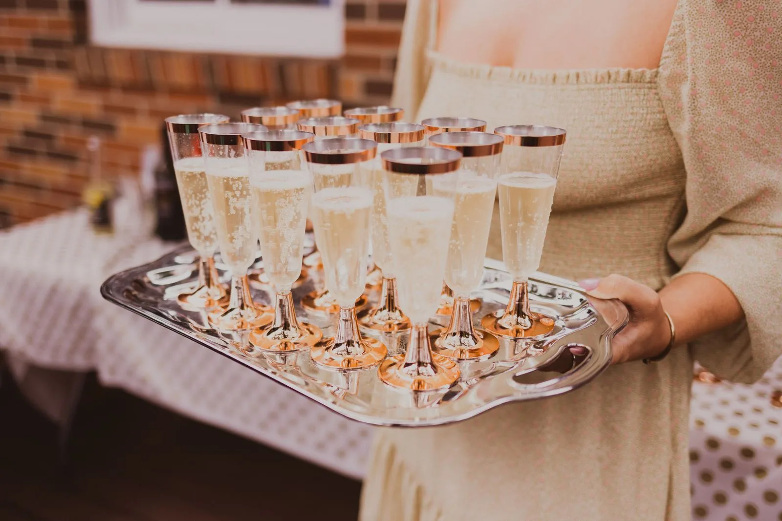 Cocktail dînatoire - plateau de coupes de champagne